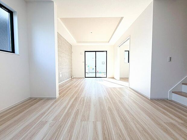 南側から射し込む陽射しは、家族の会話と共に明るい雰囲気を生み出します。