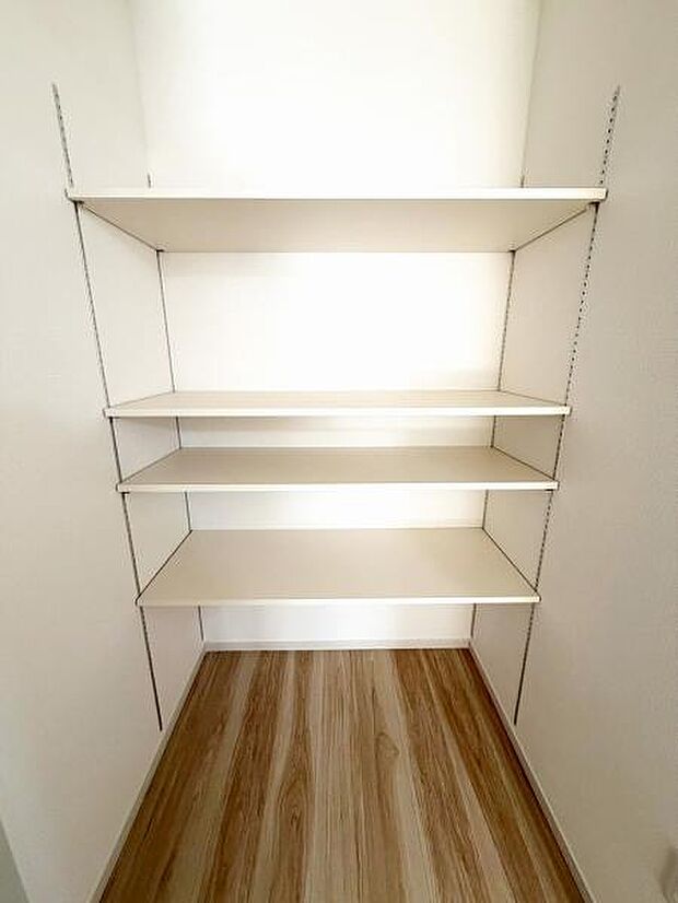 パントリーも完備。食料品や調理器具などをきれいに収納して、キッチン回りをスッキリさせておけます。