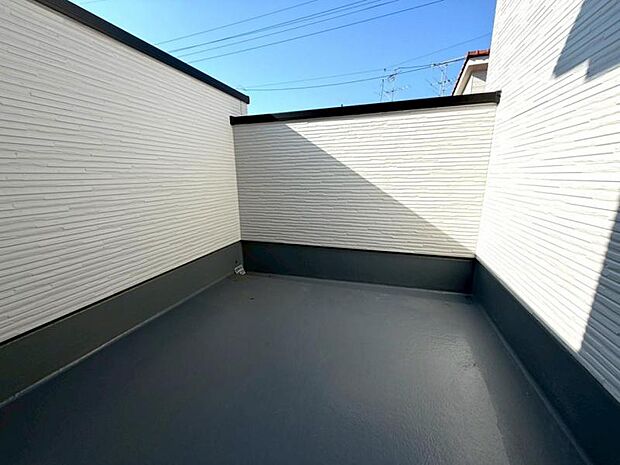 たくさんのお布団と洗濯物が干せるルーフバルコニー。テラスとしての広さもありますね。