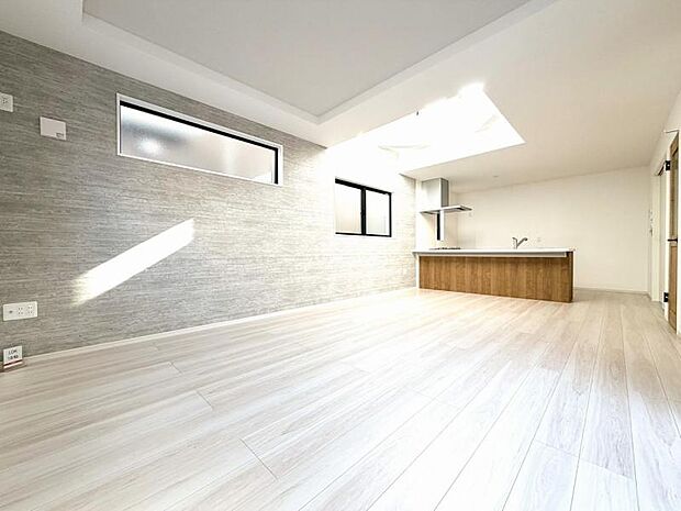 リビングには床暖房を設置。足元からのふく射熱と熱伝導で、のぼせる感覚が少なく、部屋全体が温まります。