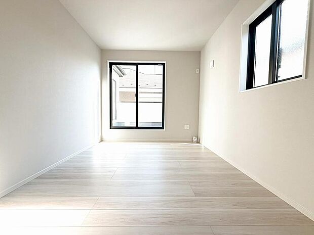 子ども部屋となる洋室。開放的で、爽やかな陽射しに包まれた空間となっています。