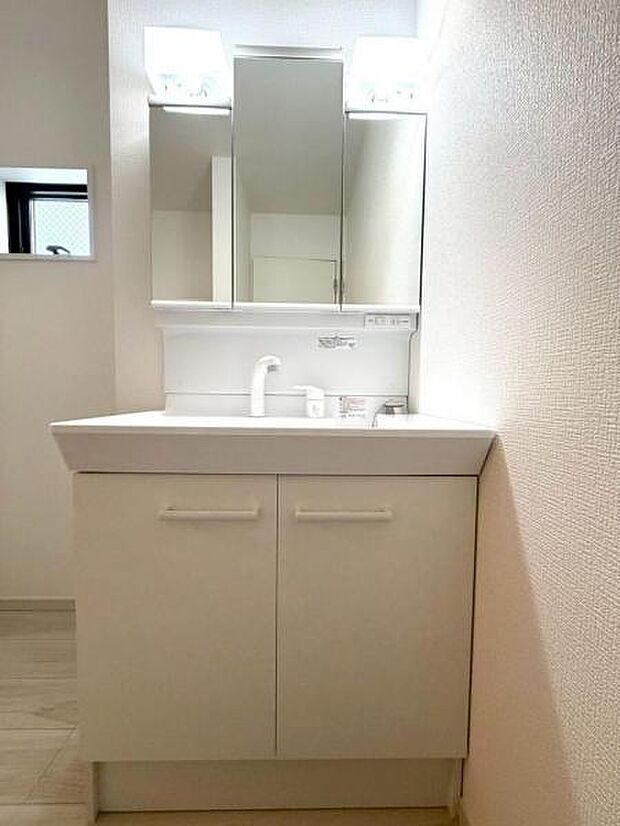 お手入れしやすい洗面化粧台です。たくさんの小物をしまえる全収納タイプです。