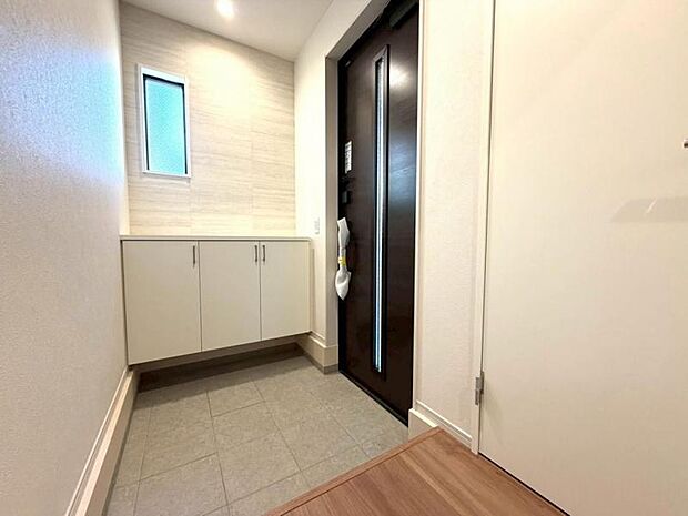 明るく清潔感のある玄関ホール。窓やロータイプのシューズボックスが開放感を演出します。