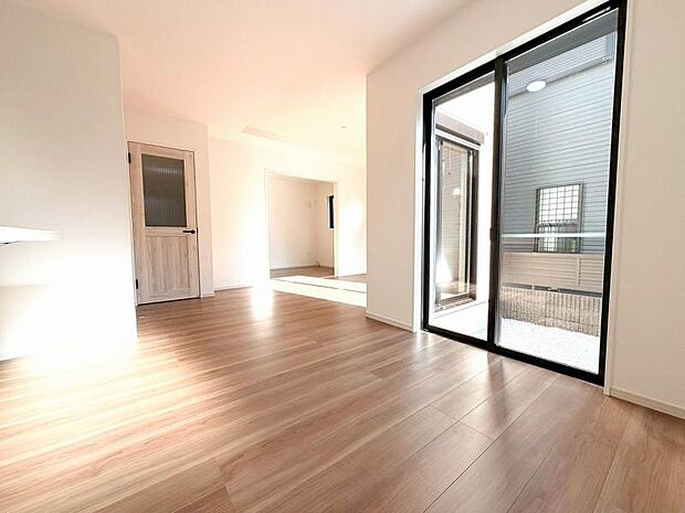 リビングダイニングには床暖房を設置。のぼせる感覚が少なく、ほこりも舞い上がりません。