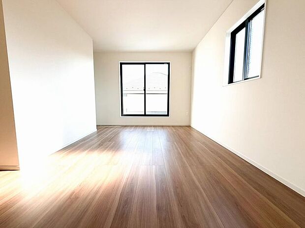 大きな収納と2面採光で、明るさと使いやすさが自慢の洋室です。