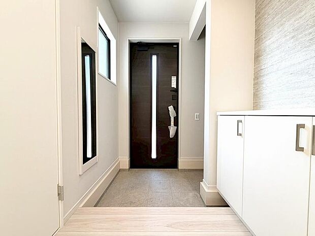 明るさも自慢の玄関ホール。室内が見えないように設計されています。