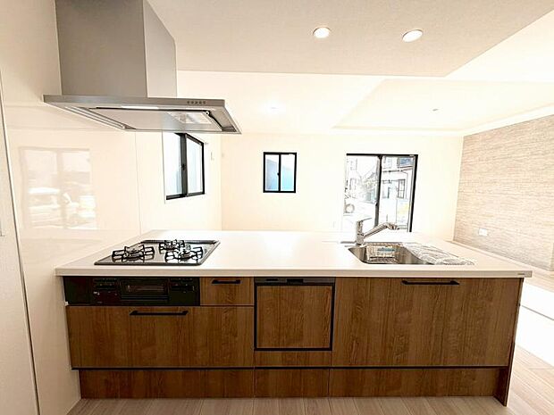 対面式キッチンの前が、ダイニングスペース。カウンタータイプなので家族との会話も楽しめます。