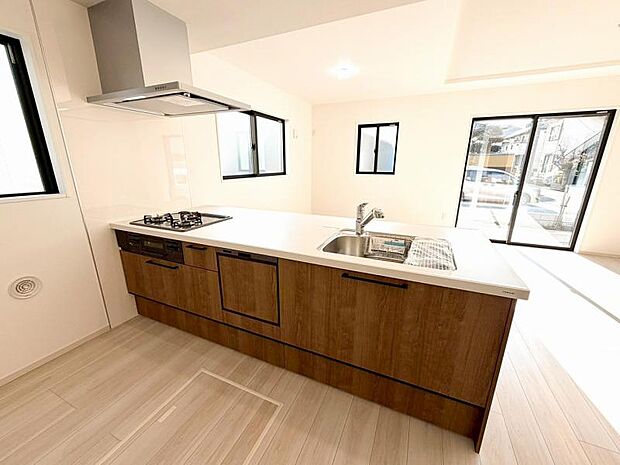 冷蔵庫やカップボードを置いても広いスペースのあるシステムキッチン。