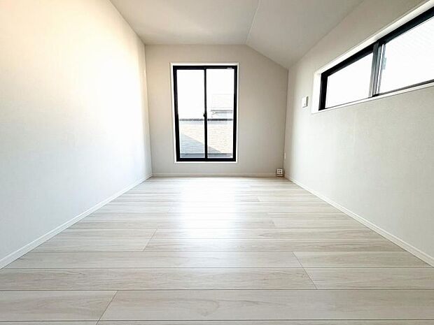 広々とした主寝室は、2面採光により陽射しがたっぷりと射し込む。収納スペースも確保し、利便性ある空間。