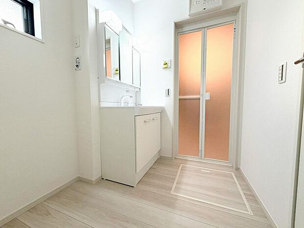 大型のドラム式洗濯機を配置しても充分な広さを確保しております。