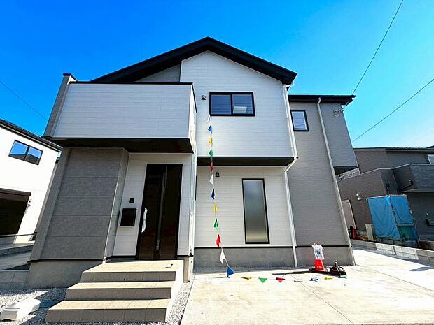 落ち着いた雰囲気の玄関アプローチ。全体のバランスも考慮した設計です。