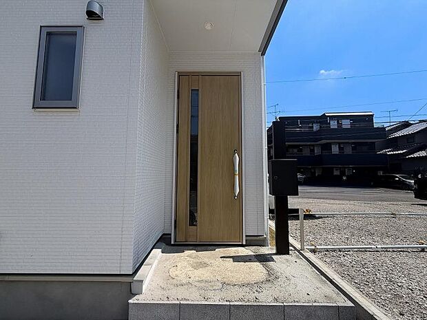家の顔となる玄関は、格調高いデザイン性が求められます。