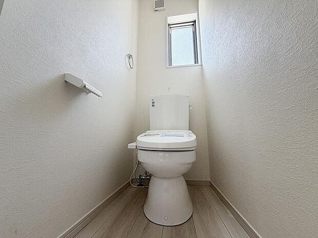 1階トイレは、洗浄機能・脱臭機能を完備、開口窓も設け清潔な室内を演出することが可能です。