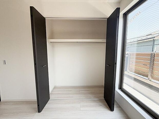収納もあり、明るいお部屋は寝室に最適です。