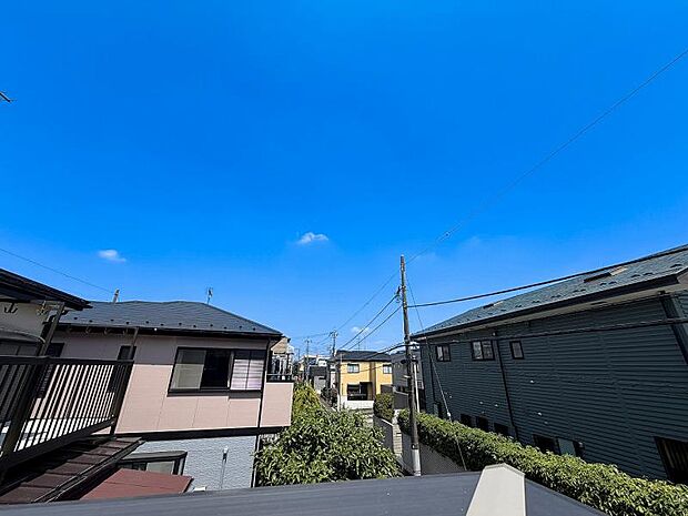 2階からの眺望です。周辺には高い建物がなく、通風良好な開放感のある立地です。