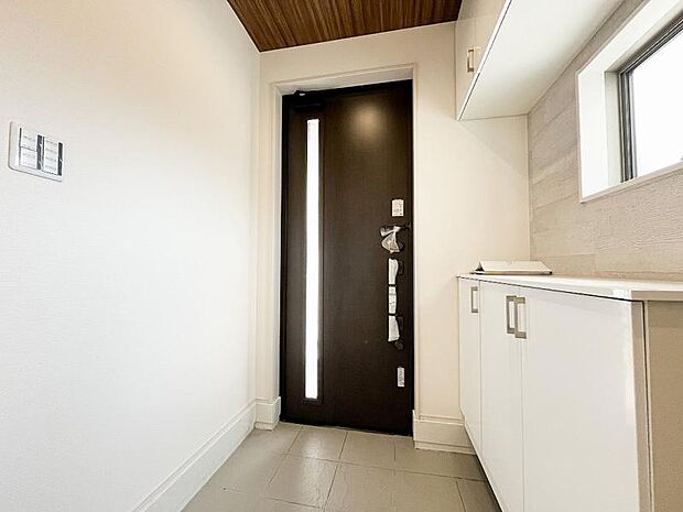 落ち着いた雰囲気の玄関アプローチ。全体のバランスも考慮した設計がステキです。