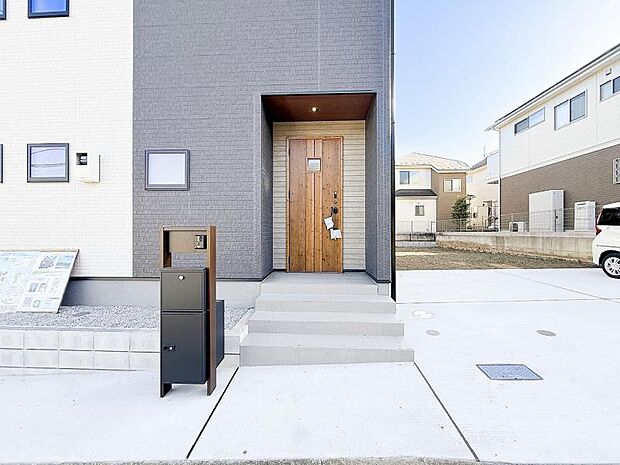 宅配ボックスが付いているので、不在時に届いた荷物が24時間受け取り可能です。