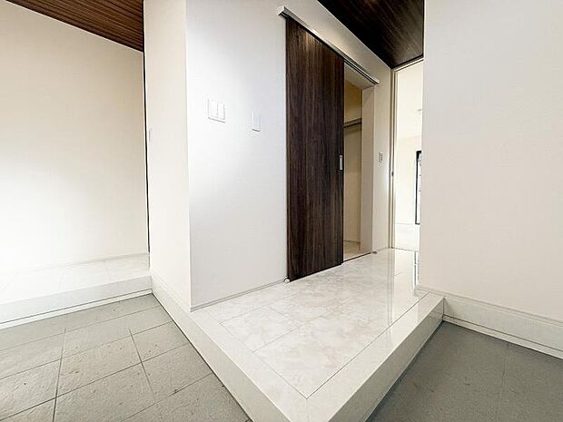 玄関からウォークスルーのパントリーに、購入した食料品などを収納できます。