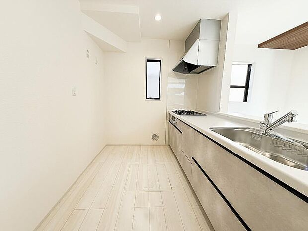 ゆったりと調理できるよう、作業スペースを最大限確保した設計をしています。