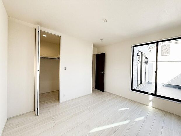 主寝室のゆとりある空間。上質な設えにより夫婦の時間を優雅に演出します。