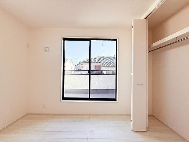 子ども部屋となる洋室。開放的で、爽やかな陽射しに包まれた空間となっています。