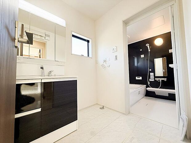 ゆとりの洗面スペースで朝の身支度もスムーズに。ご家族揃って身支度可能な洗面室です。