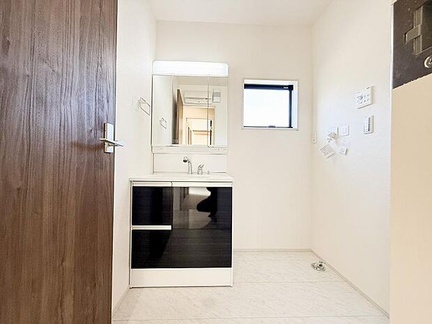 収納豊富な三面鏡洗面化粧台。朝の慌ただしい時間のお手伝いをしっかりサポートします。