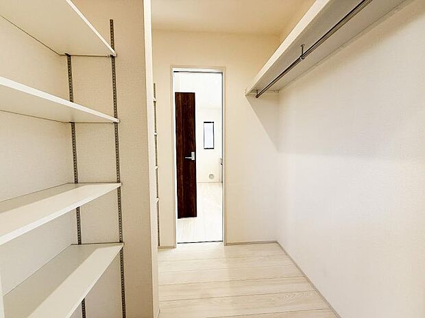 大型のパントリーは、ファミリークローゼットとしてもお使いいただけます。