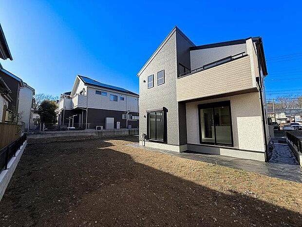 広々としたお庭を確保。家庭菜園やガーデニング、大好きな趣味のスペースとしてご活用ください。