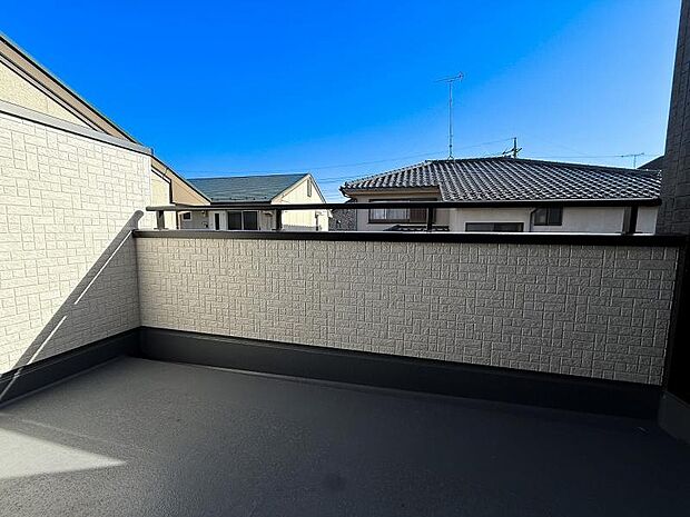 たくさんのお布団と洗濯物が干せるルーフバルコニー。テラスとしての広さもありますね。