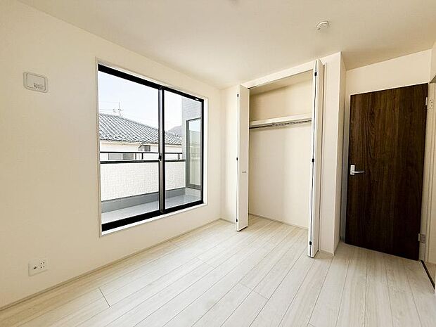 子ども部屋にもクローゼットがあるので、早くから「自分で片付け」の習慣が身につけられます。