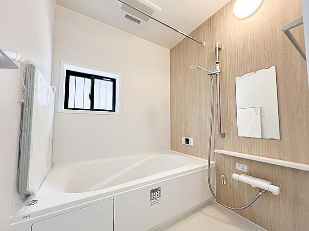 落ち着きのあるツートンの壁色やストレートタイプの浴槽