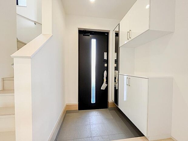 明るくコントラストのある、開放感と清潔感を兼ね備えた玄関。