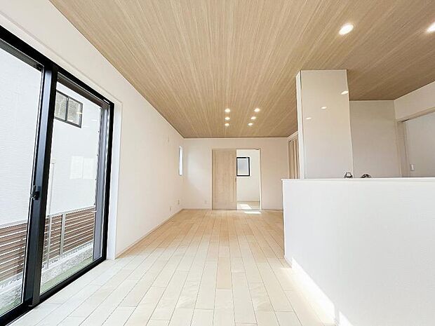 広いリビング・ダイニングがある新築一戸建ては、開放的で様々な楽しみ方ができます