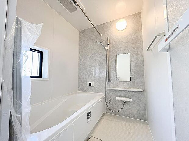 落ち着きのあるツートンの壁色やストレートタイプの浴槽