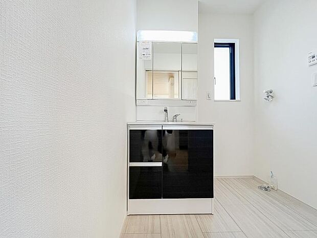 鏡裏収納に小物が収納できるので、カウンターをすっきり整理できます