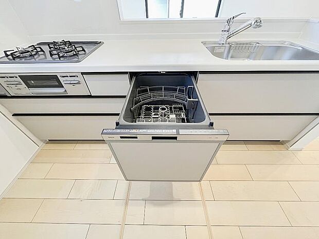 多くの食器を一度に洗い上げ、手洗いよりも大幅に節水できます