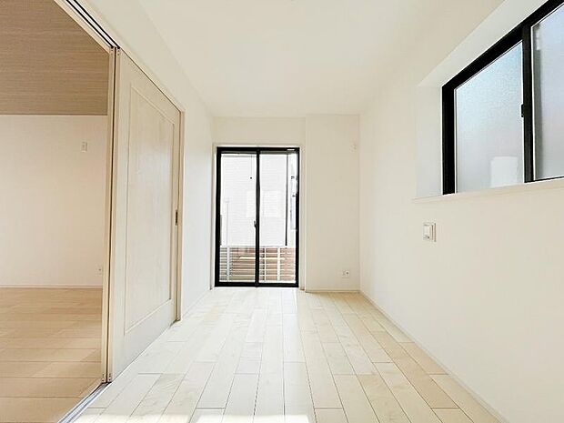 LDKから続きの洋室は、2WAYの引き戸と開き戸を備えています。引き戸を閉めれば客間にもなります。