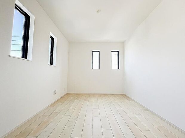 主寝室のゆとりある空間。上質な設えにより夫婦の時間を優雅に演出する