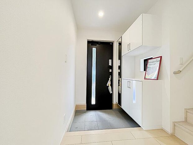 明るくコントラストのある、開放感と清潔感を兼ね備えた玄関。