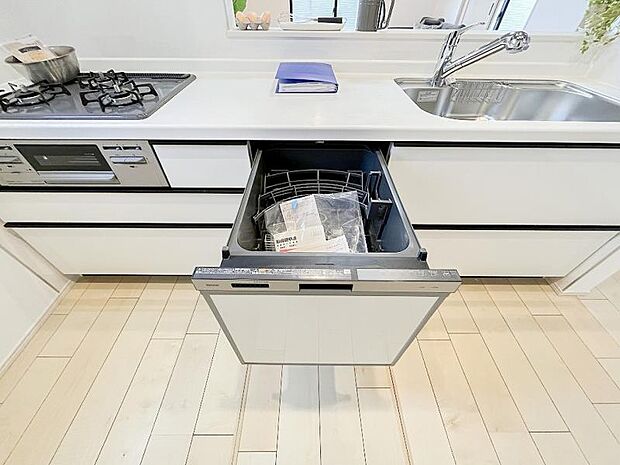 多くの食器を一度に洗い上げ、手洗いよりも大幅に節水できます