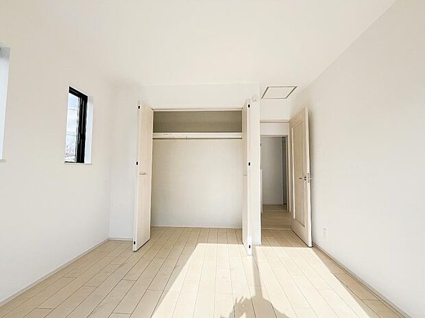 主寝室のゆとりある空間。上質な設えにより夫婦の時間を優雅に演出する