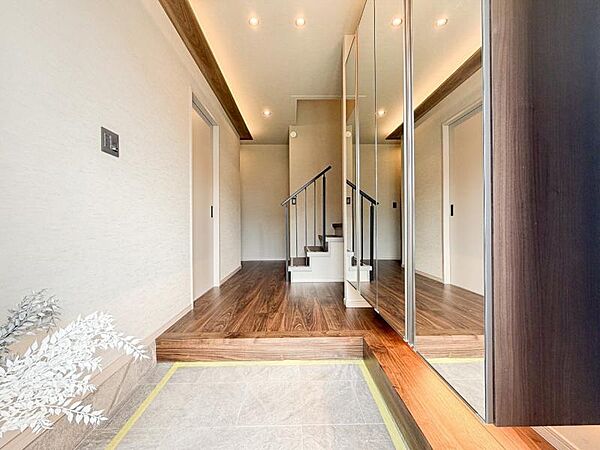 スタイリッシュでモダンな玄関アプローチが、お客様をお出迎えしてくれます。