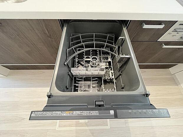 後片付けの手間を省く食器洗い乾燥機。手洗いに比べ使用水量も低減できるので水道代の節約にも繋がります。