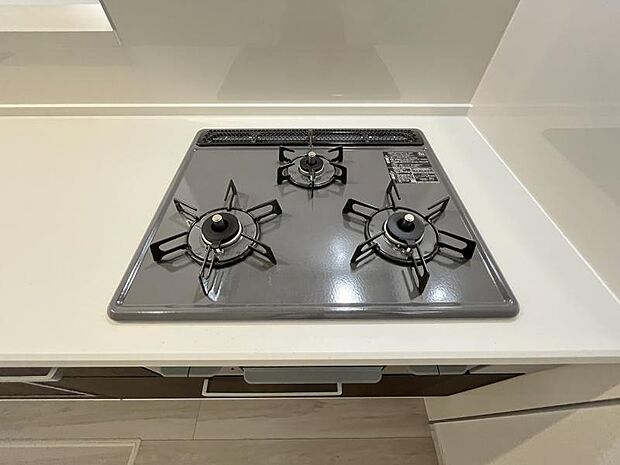 ビルトインガスコンロは様々な料理が作れる便利な専用調理器が充実。