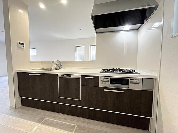 カウンターキッチンには便利な食洗器、浄水器もついております