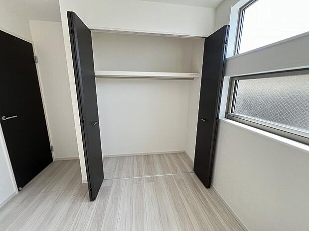 2階居室は明るい2面採光。収納も充実。