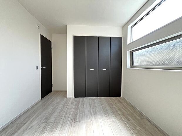 2階居室は明るい2面採光。全部屋に収納もあり、スッキリ気持ちよく生活できます。