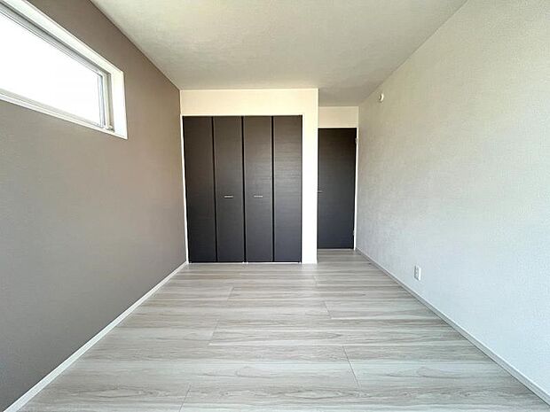 2階居室は明るい2面採光。収納も充実。