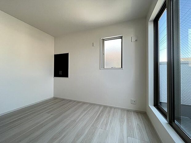 2階居室は明るい2面採光。全部屋に収納あり。